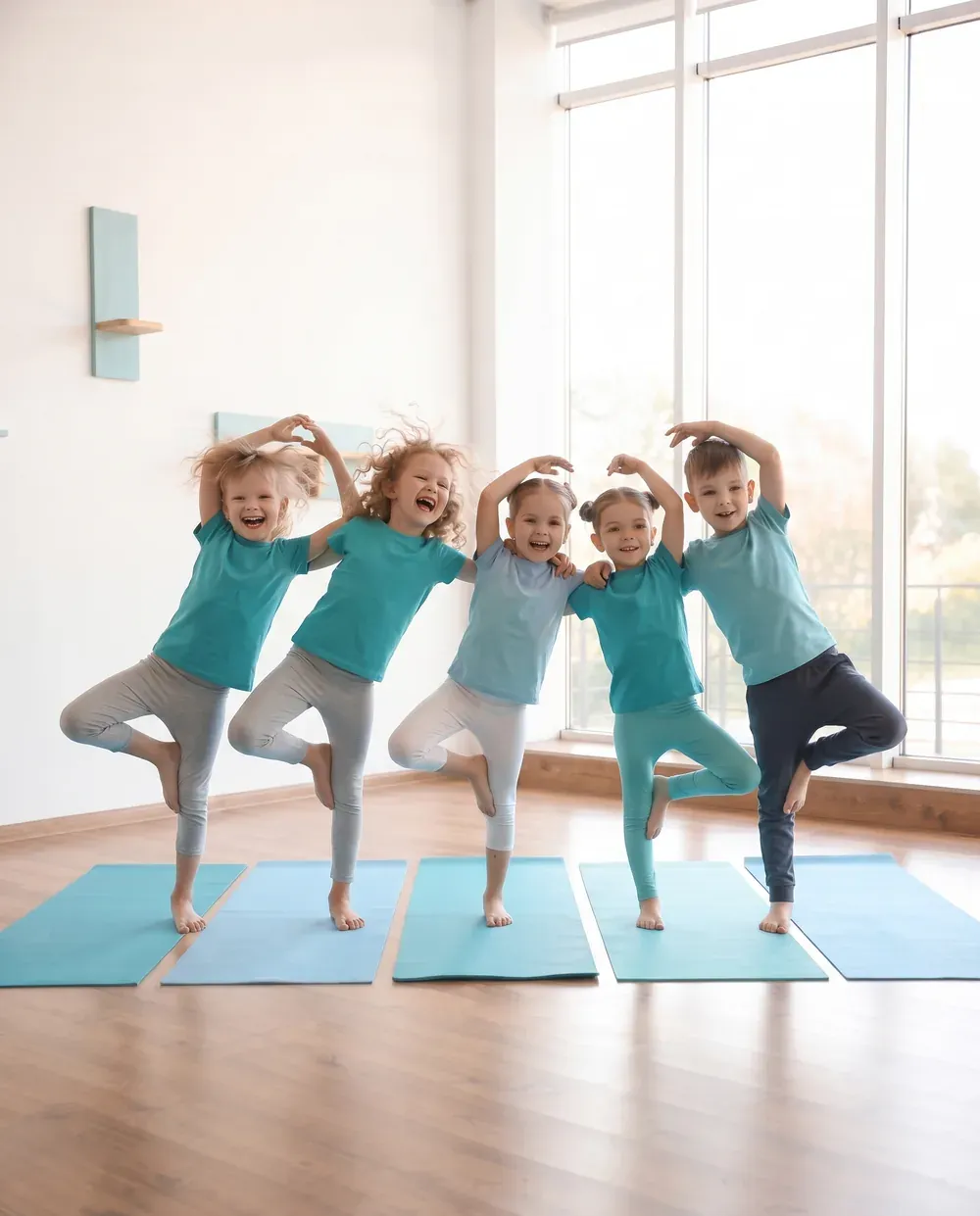 Kinder in einer spielerischen Yoga-Pose im Ferienkurs
